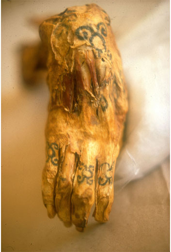 The tattooed right hand